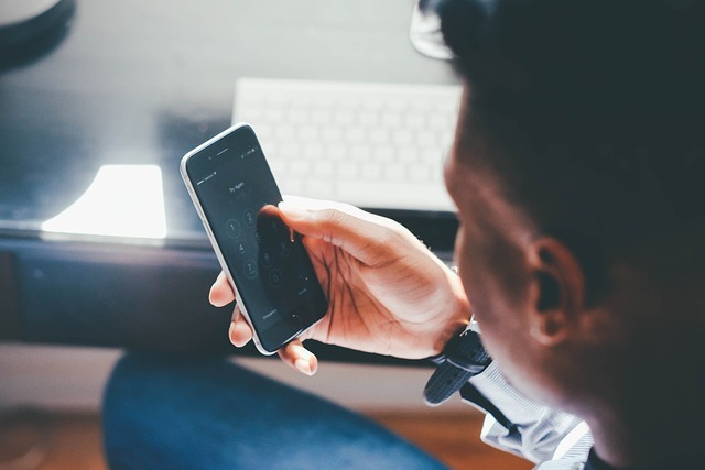 Quais são os impactos negativos das redes sociais na vida dos jovens?