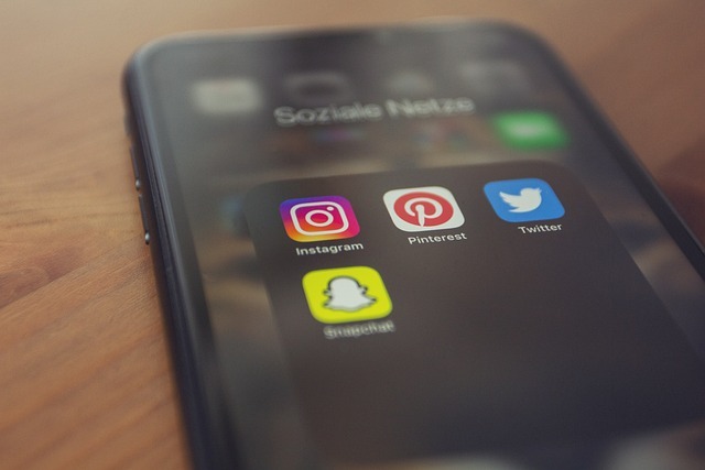 Qual é a diferença de público entre um websites e uma conta no Instagram